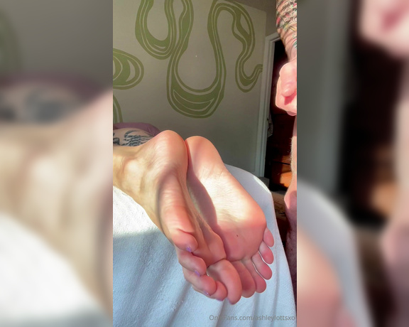 Ashley Lotts aka ashleylottsxo - 05-18-2024 OnlyFans Video - My toes were dangling in the morning light and I think they grabbed someones eye would