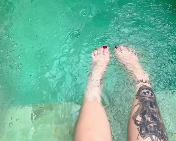 Daniitrix aka daniitrix - 04-07-2024 OnlyFans Video - Pezinhos na piscina