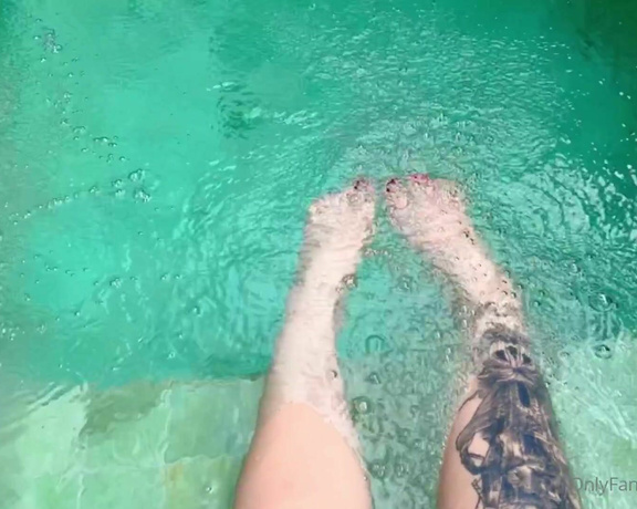 Daniitrix aka daniitrix - 04-07-2024 OnlyFans Video - Pezinhos na piscina