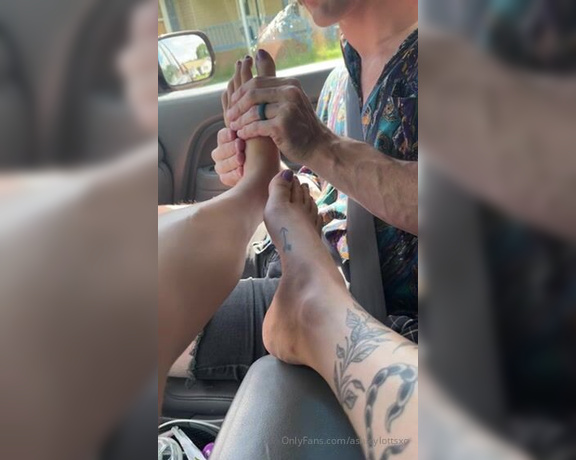 Ashley Lotts aka ashleylottsxo - 05-16-2024 OnlyFans Video - Billy massages my feet after a long drive He was begging to kiss them, I even