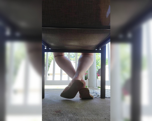 Crystal Paris aka one.lonely.foot - 06-25-2024 OnlyFans Video - Taking a quick rest in my Reefs