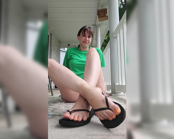 Crystal Paris aka one.lonely.foot - 07-14-2024 OnlyFans Video - Showing off my super smooth feet