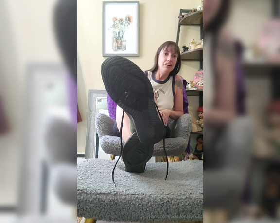 Crystal Paris aka one.lonely.foot - 07-30-2024 OnlyFans Video - Sweaty sock removal