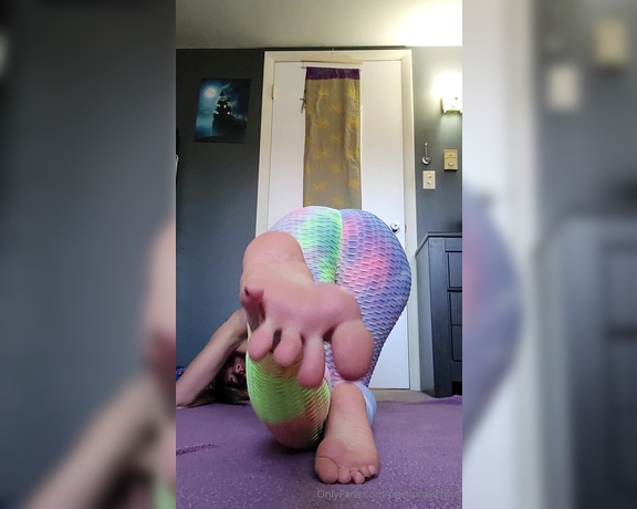 Crystal Paris aka one.lonely.foot - 11-12-2024 OnlyFans Video - Stretch with me