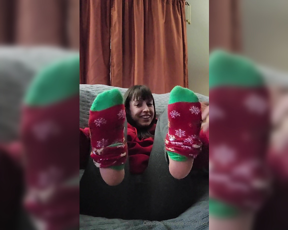 Crystal Paris aka one.lonely.foot - 12-08-2024 OnlyFans Video - Being naughty during movie time