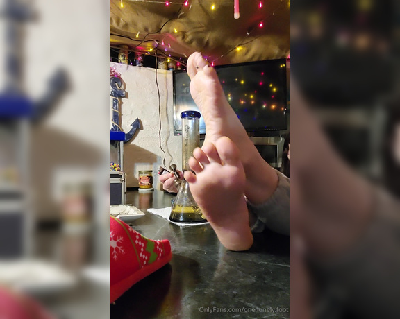 Crystal Paris aka one.lonely.foot - 12-24-2024 OnlyFans Video - Christmas Eve rips and feet