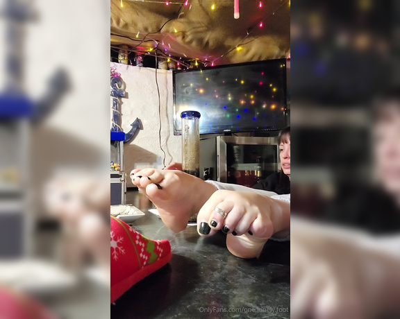 Crystal Paris aka one.lonely.foot - 12-24-2024 OnlyFans Video - Christmas Eve rips and feet