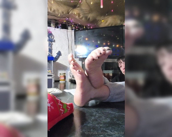 Crystal Paris aka one.lonely.foot - 12-24-2024 OnlyFans Video - Christmas Eve rips and feet