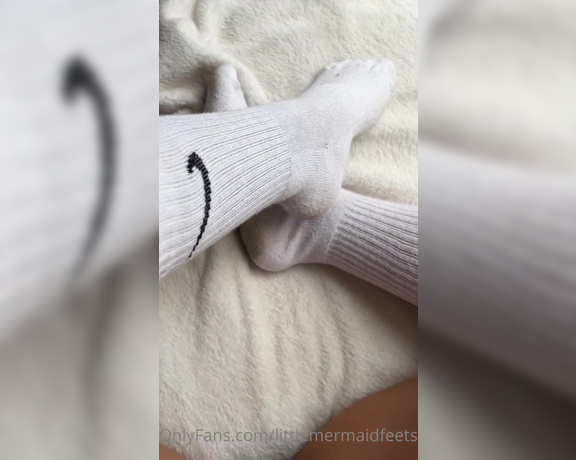 Little Mermaid aka littlemermaidfeets - 08-21-2023 OnlyFans Video - Sniff my socksss