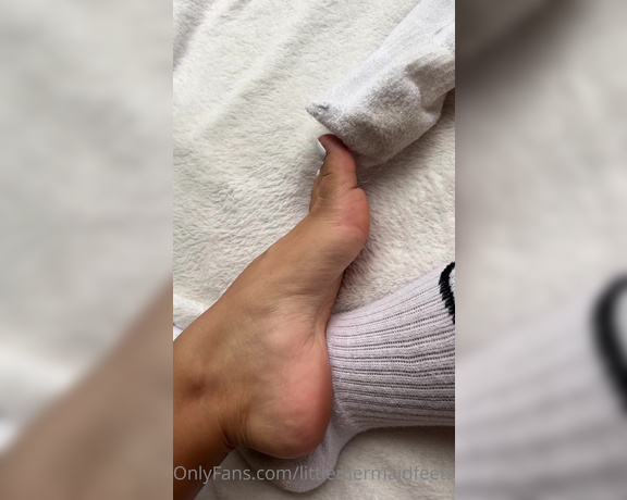 Little Mermaid aka littlemermaidfeets - 08-21-2023 OnlyFans Video - Sniff my socksss