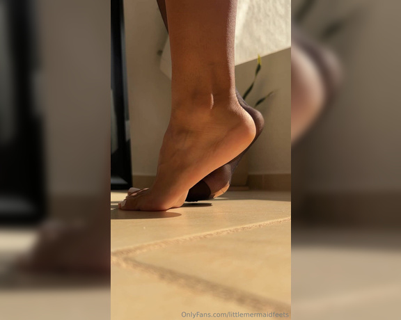 Little Mermaid aka littlemermaidfeets - 10-24-2023 OnlyFans Video - Hot close up for my babys, taking off my nylons