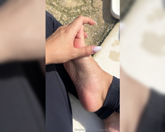 Little Mermaid aka littlemermaidfeets - 01-18-2024 OnlyFans Video - Soles while taking the sun