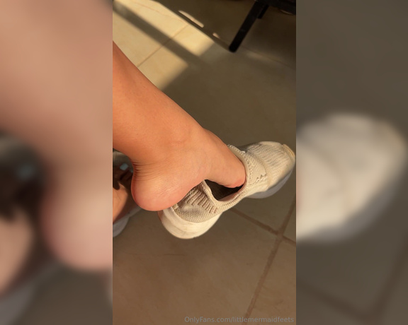 Little Mermaid aka littlemermaidfeets - 11-26-2023 OnlyFans Video - Lets go for a morning run  Soles looking soft