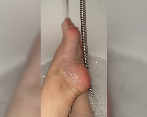 Marta Petarda aka itsmartapetarda - 10-31-2023 OnlyFans Video - My wet feet in the bathroom