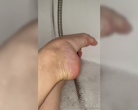 Marta Petarda aka itsmartapetarda - 10-31-2023 OnlyFans Video - My wet feet in the bathroom