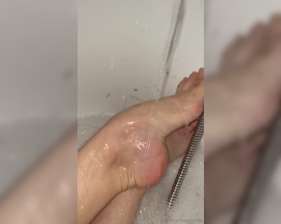 Marta Petarda aka itsmartapetarda - 10-31-2023 OnlyFans Video - My wet feet in the bathroom