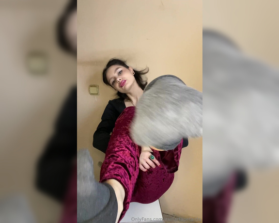 Marta Petarda aka itsmartapetarda - 01-12-2024 OnlyFans Video - I take off my smelly shoes and poke my toes in your face