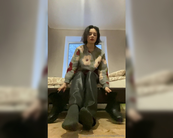 Marta Petarda aka itsmartapetarda - 12-13-2023 OnlyFans Video - Taking off my dirty shoes and smelly socks, showing my sweaty feet after a snowy day