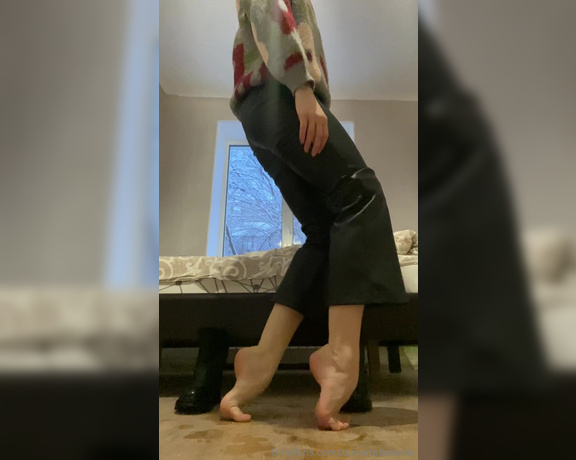 Marta Petarda aka itsmartapetarda - 12-13-2023 OnlyFans Video - Taking off my dirty shoes and smelly socks, showing my sweaty feet after a snowy day