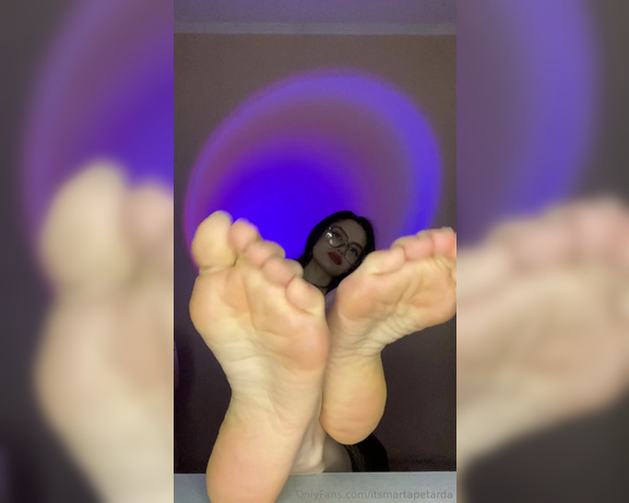 Marta Petarda aka itsmartapetarda - 02-23-2024 OnlyFans Video - My feet on the table, youre enjoying, I keep moving them near your face