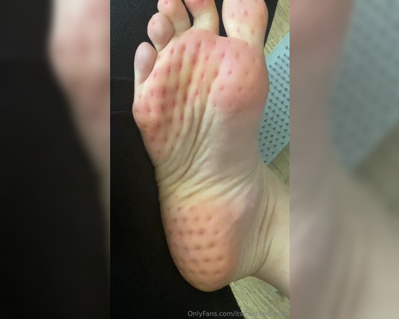 Marta Petarda aka itsmartapetarda - 04-05-2024 OnlyFans Video - These dots on my feet after standing on nails