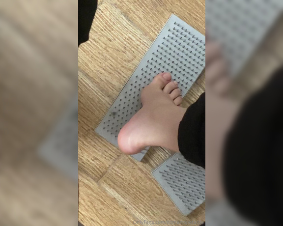 Marta Petarda aka itsmartapetarda - 04-05-2024 OnlyFans Video - These dots on my feet after standing on nails