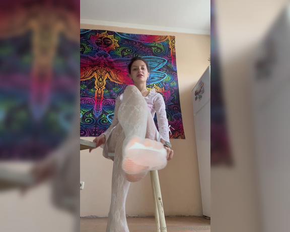 Marta Petarda aka itsmartapetarda - 09-04-2024 OnlyFans Video - Today I take off my shoes and show my white smelled tights after long day on