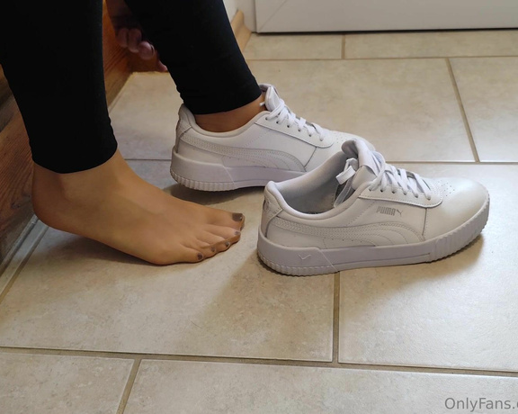 Nina Nylon aka ninanylon - 10-27-2024 OnlyFans Video - Taking off my white sneakers, the end