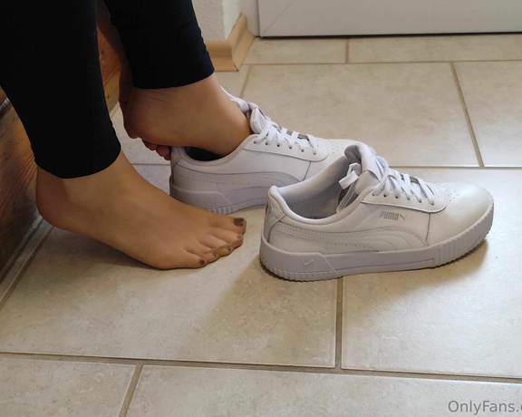 Nina Nylon aka ninanylon - 10-27-2024 OnlyFans Video - Taking off my white sneakers, the end