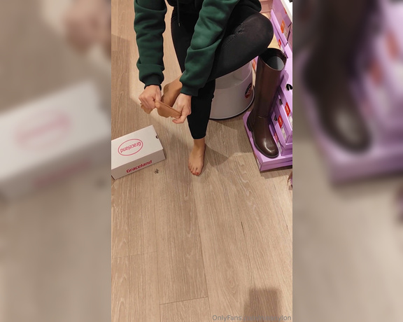 Nina Nylon aka ninanylon - 09-30-2024 OnlyFans Video - Taking off my nylon socks in the shoestore