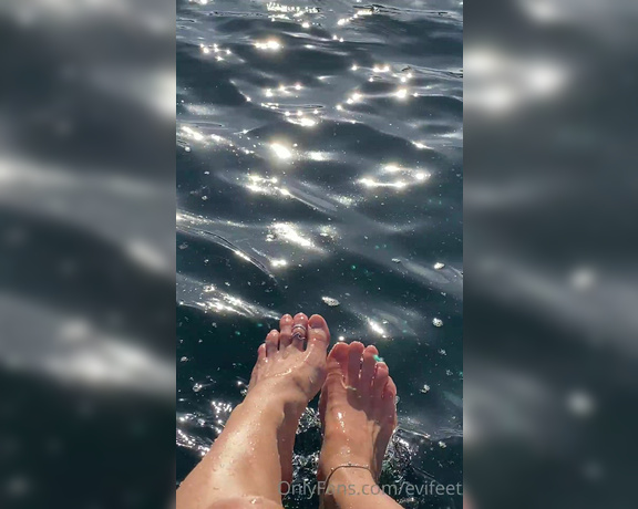 EviFeet aka evifeet - 09-03-2024 OnlyFans Video - Feeling the gentle waves kiss my feet while the sun dances on the water