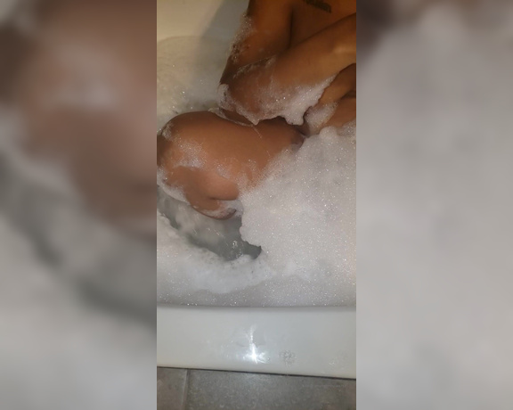 Mrs. Cake 757 aka mrscake757 - 11-09-2020 OnlyFans Video - Bubble Bath