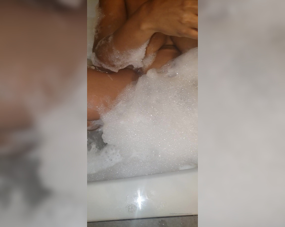 Mrs. Cake 757 aka mrscake757 - 11-09-2020 OnlyFans Video - Bubble Bath