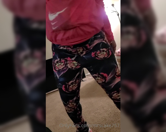 Mrs. Cake 757 aka mrscake757 - 03-18-2021 OnlyFans Video - Shaking my ass