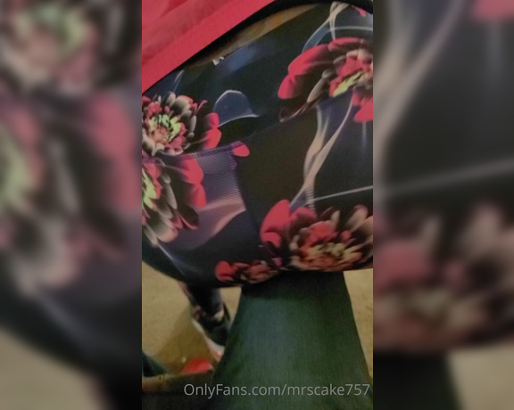 Mrs. Cake 757 aka mrscake757 - 03-18-2021 OnlyFans Video - Shaking my ass