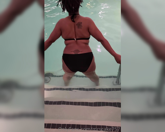 Mrs. Cake 757 aka mrscake757 - 03-27-2021 OnlyFans Video - Would you come FUCK ME in the pool