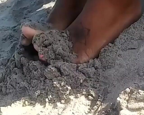 Mrs. Cake 757 aka mrscake757 - 06-28-2020 OnlyFans Video - Pretty feet at the beach