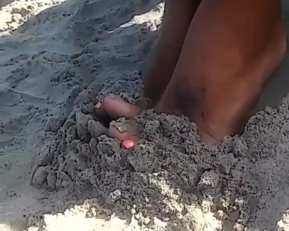 Mrs. Cake 757 aka mrscake757 - 06-28-2020 OnlyFans Video - Pretty feet at the beach