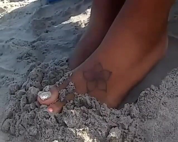 Mrs. Cake 757 aka mrscake757 - 06-28-2020 OnlyFans Video - Pretty feet at the beach