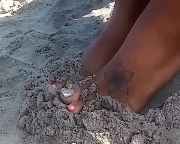 Mrs. Cake 757 aka mrscake757 - 06-28-2020 OnlyFans Video - Pretty feet at the beach