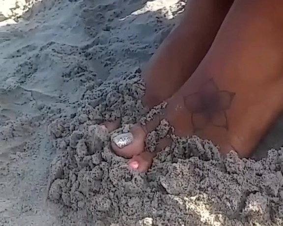 Mrs. Cake 757 aka mrscake757 - 06-28-2020 OnlyFans Video - Pretty feet at the beach