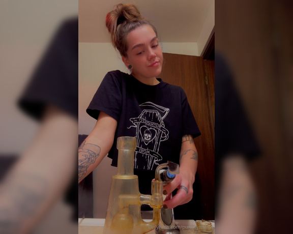 Punchy Mama aka punchymama - 05-07-2024 OnlyFans Video - Late night smoke sesh before bed Sleep well babes  dream of us