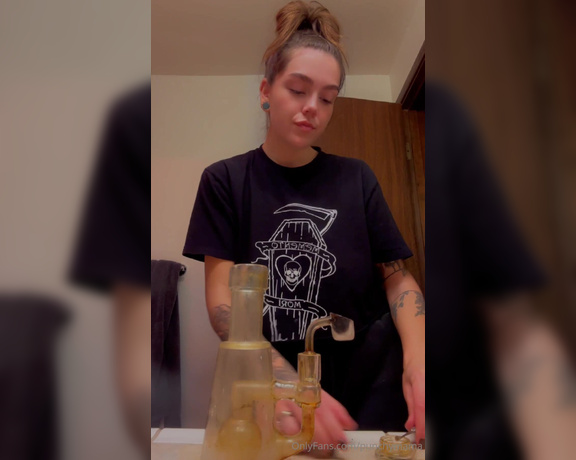 Punchy Mama aka punchymama - 05-07-2024 OnlyFans Video - Late night smoke sesh before bed Sleep well babes  dream of us