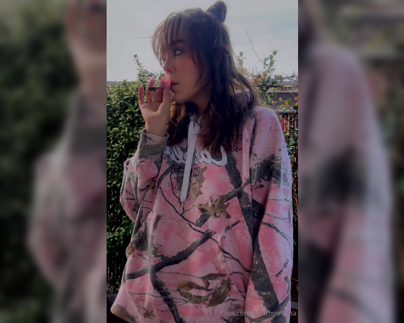 Punchy Mama aka punchymama - 03-01-2024 OnlyFans Video - Quiet smoke sesh after a rainy night