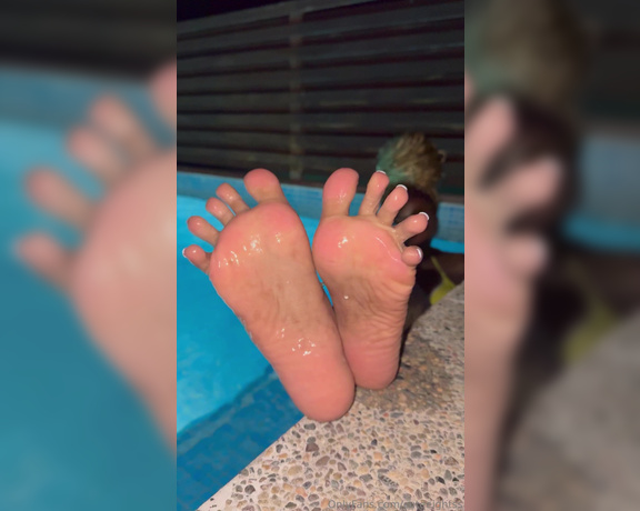 CuteEightss aka cuteeightss - 06-02-2024 OnlyFans Video - Pool vibes