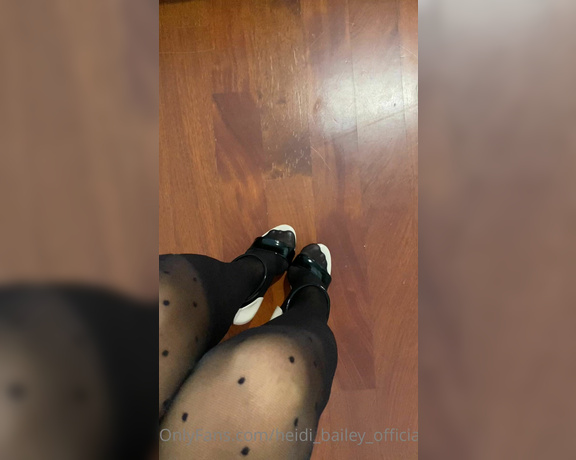 Heidi Bailey Official aka heidi_bailey_official - 08-02-2021 OnlyFans Video - Who wants to play to connect the dots