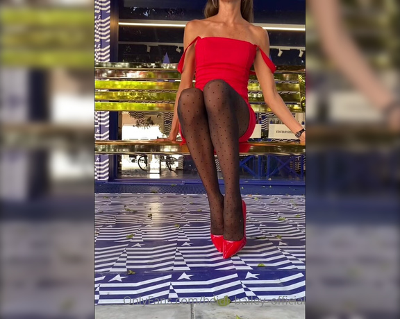 Heidi Bailey Official aka heidi_bailey_official - 08-22-2021 OnlyFans Video - Attention please maybe you could m33t me sitting on a bench in your cities