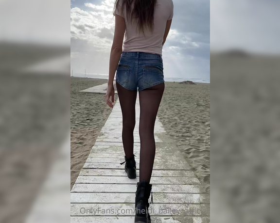 Heidi Bailey Official aka heidi_bailey_official - 02-25-2022 OnlyFans Video - Walking on the beach waiting for a storm