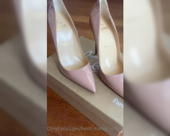 Heidi Bailey Official aka heidi_bailey_official - 05-24-2022 OnlyFans Video - A new gift for me and for Louboutins lovers do you like them_znjk