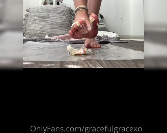 GracefulgraceXO aka Gracefulgracexo OnlyFans - Cupcake foot smash enjoy